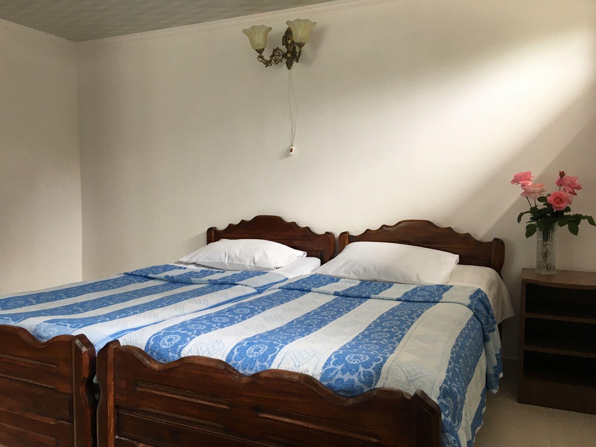 White Guest House バトゥーミ エクステリア 写真