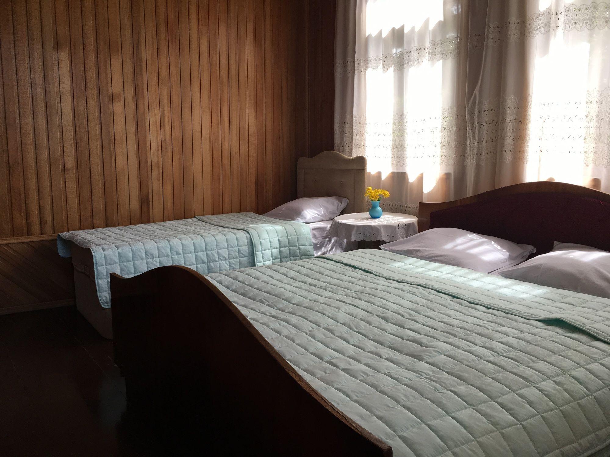 White Guest House バトゥーミ エクステリア 写真