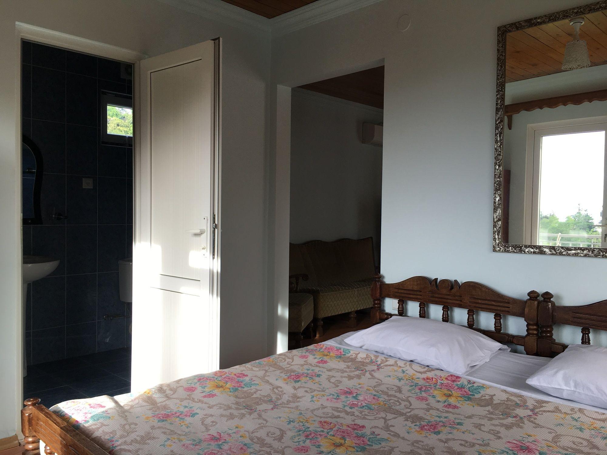 White Guest House バトゥーミ エクステリア 写真