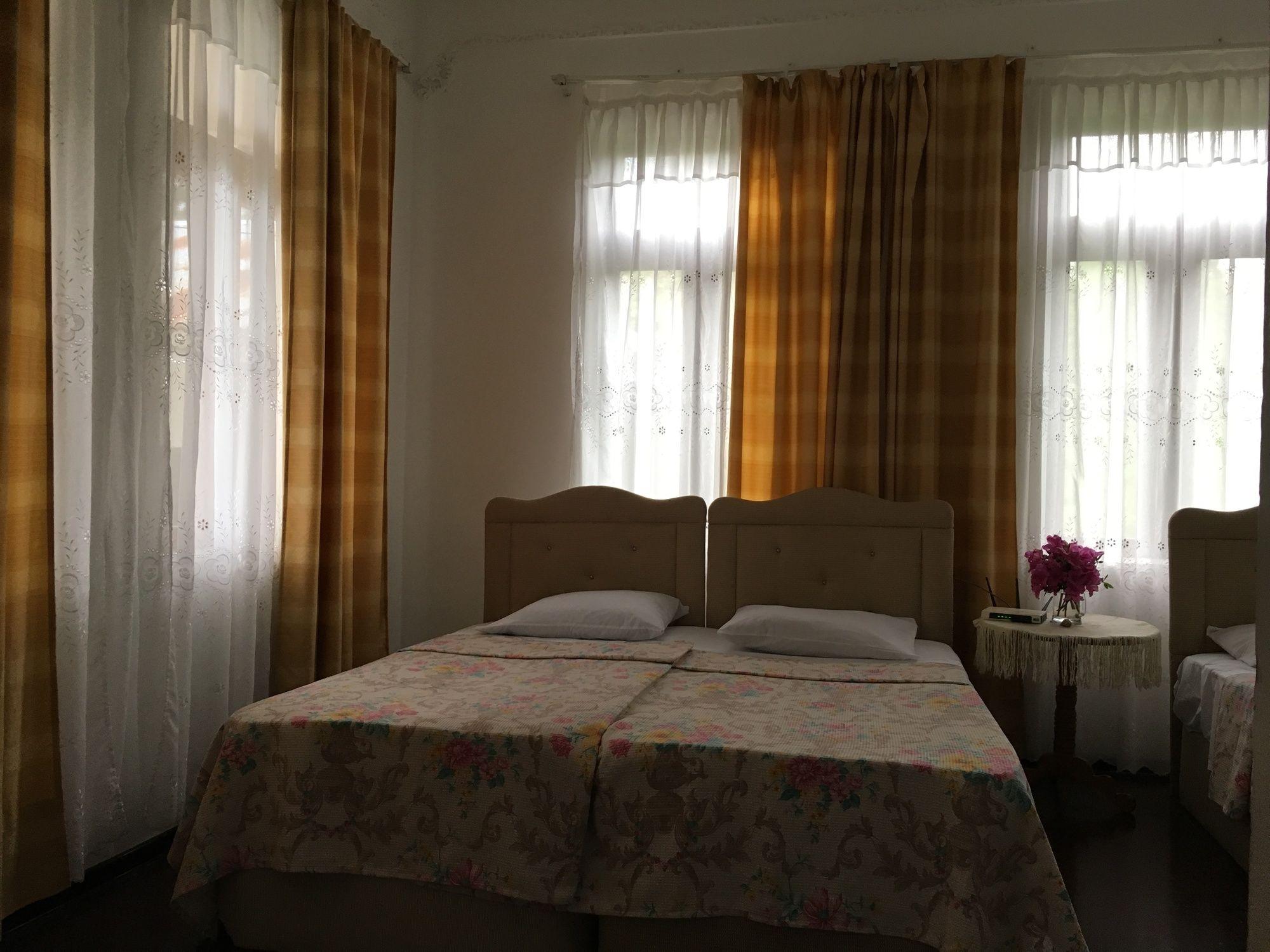 White Guest House バトゥーミ エクステリア 写真