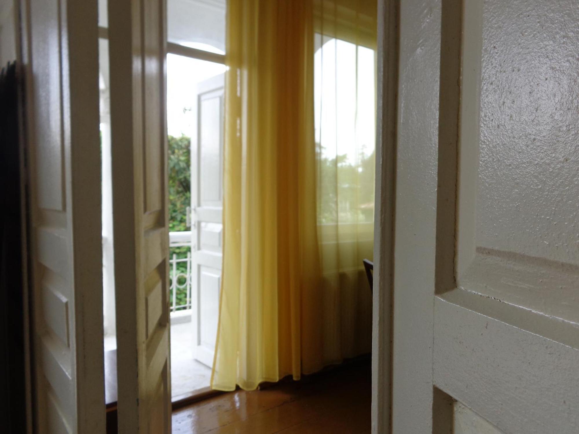White Guest House バトゥーミ 部屋 写真