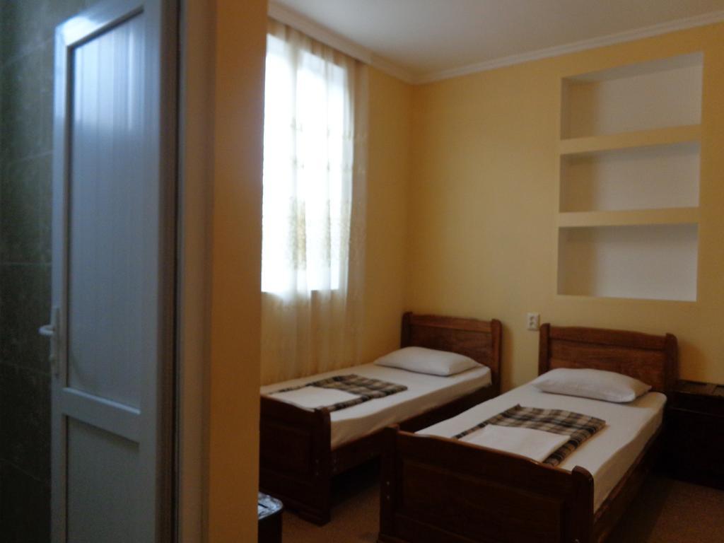White Guest House バトゥーミ エクステリア 写真
