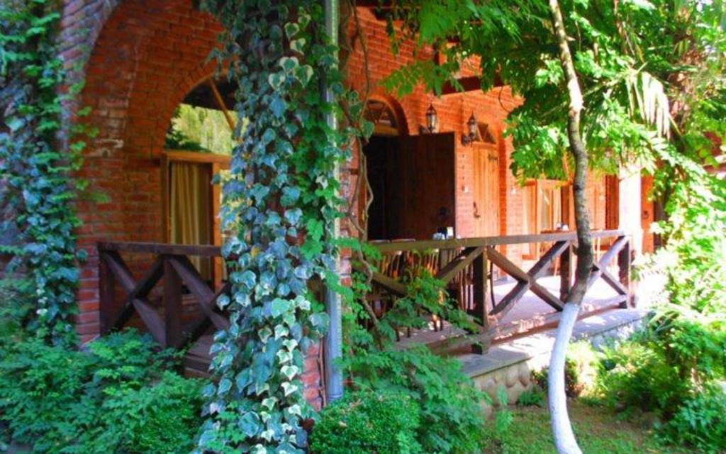 White Guest House バトゥーミ エクステリア 写真