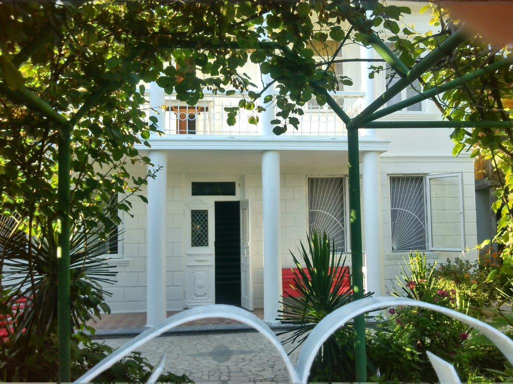 White Guest House バトゥーミ エクステリア 写真
