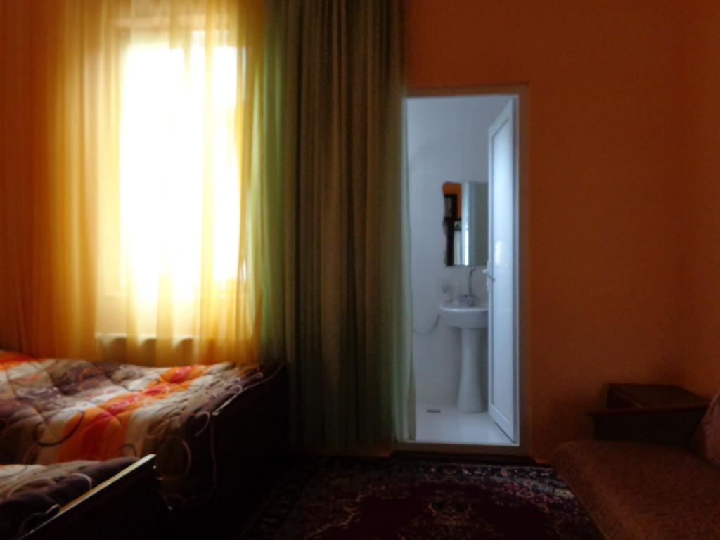 White Guest House バトゥーミ エクステリア 写真